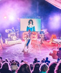 Abba tribute band optreden met scherm op achtergrond