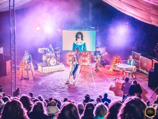 Abba tribute band optreden met scherm op achtergrond